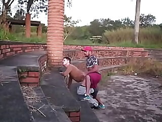 Mamando no parque
